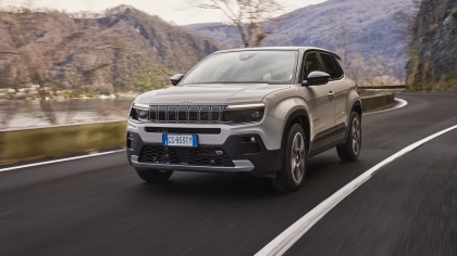 Jeep Avenger e-Hybrid: Με όφελος έως 2.500 ευρώ, δωρεάν χρώμα και 8ετή εγγύηση