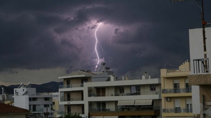 Σαρωτική επέλαση της κακοκαιρίας στη χώρα: 100.000 Κεραυνοί, χαλάζι, πλημμύρες και ζημιές (vid)