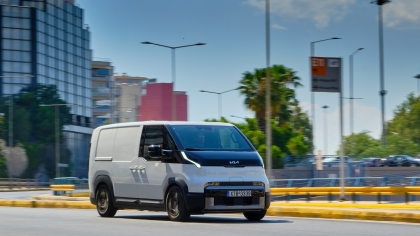 Kia PV5 Cargo: Με φόρα στην κατηγορία των ελαφρών επαγγελματικών
