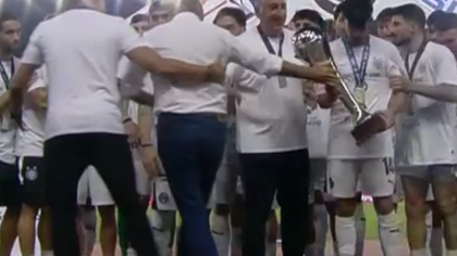 Ο Κόντης... τράβηξε τον Τζώρτζογλου για να σηκώσουν το Κύπελλο οι παίκτες!