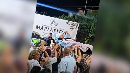 Γιαγιά δεν έχασε το πανηγύρι στις Μαργαρίτες: Τη μετέφεραν με την ξαπλώστρα για να γιορτάσει μαζί με όλους
