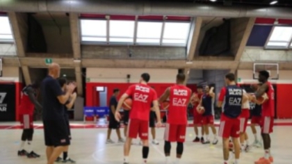 Ο Τσαλμπούρης συμμετέχει στο πλευρό του Πίτερς στην προετοιμασία της Αρμάνι Μιλάνο