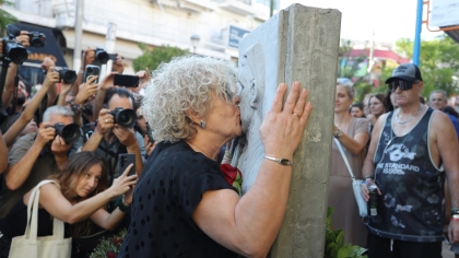 13 χρόνια από τη δολοφονία του Παύλου Φύσσα: Η στιγμή που η Μάγδα Φύσσα φιλάει το μνημείο του γιου της (vid) 