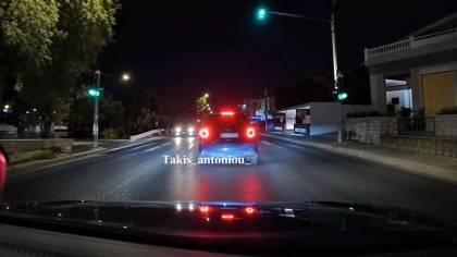 Βίντεο-σοκ από τη Βούλα: Οδηγός έρχεται ανάποδα στην Παραλιακή - Στο τσακ γλιτώνουν οι οδηγοί