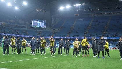Απογοήτευση από το 5-1, αλλά και χειροκροτημα για τους παίκτες της ΑΕΚ που πήγαν στον κόσμο τους