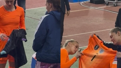 Η Κατεργιαννάκη αντάλλαξε φανέλα με την καλύτερη τερματοφύλακα στον κόσμο! 