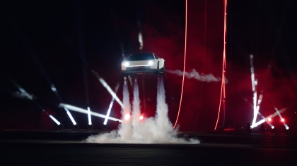 Tesla Roadster: Το «ιπτάμενο αυτοκίνητο» του Μασκ... απογειώθηκε (vid)