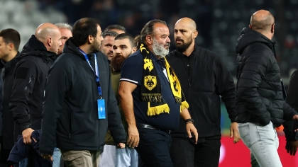 Ο Ηλιόπουλος μπήκε να μιλήσει με τους παίκτες της ΑΕΚ, καμία ένταση με Σαββίδη