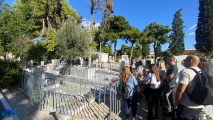 Γιώργος Μαζωνάκης: 25 μέρες μετά, ο κόσμος θρηνεί στο Γ΄ Νεκροταφείο (vid)