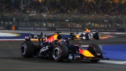 Pole για Φερστάπεν στη Σιγκαπούρη με τις Ferrari σε απόσταση αναπνοής