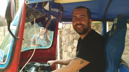 Ο Θάνος Arubas στο Gazzetta για τις «Ιστορίες Από 47 Γωνιές Του Πλανήτη»: Ο οπαδός της Λάρισας που γνώρισε την απόλυτη αποθέωση στη Λανούς