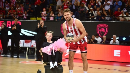 Ο Βεζένκοβ βραβεύτηκε από το One Team και η μικρή Αμέλεια συγκίνησε την ώρα της βράβευσης