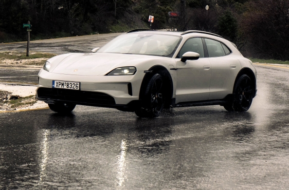 Οδηγήσαμε την Porsche Taycan 4 Cross Turismo, τον αριστοκράτη που δεν φοβάται να λερωθεί