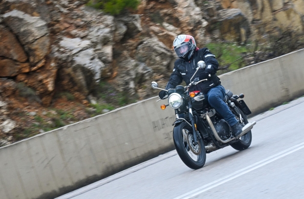 Οδηγήσαμε το διαχρονικά μεταμοντέρνο Triumph Bonneville T100 του 2026