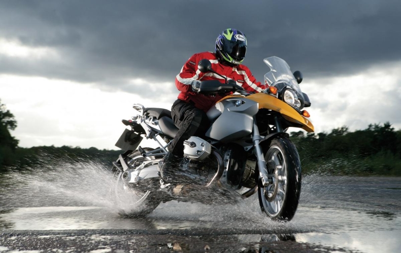 Πέντε συμβουλές για την οδήγηση μοτοσικλέτας στη βροχή
