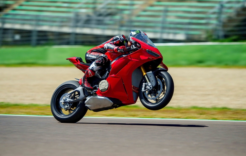 Ducati Panigale V4: Tα πήρε όλα κι έφυγε!