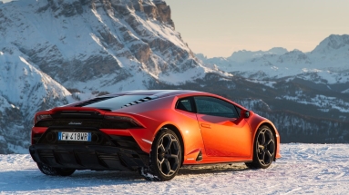 Η Lamborghini κάνει Χριστούγεννα με ατελείωτο drift (vid)