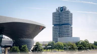 BMW: 50 χρόνια ζωής για το κτίριο-ορόσημο στο Μόναχο (vid)