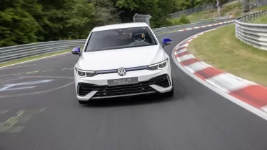 Το επετειακό Volkswagen Golf R βελτίωσε κατά 4 δευτερόλεπτα το χρόνο στο Νίρμπουργκρινγκ (vid)