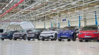 Έξι ηλεκτρικά αυτοκίνητα στο ίδιο εργοστάσιο
