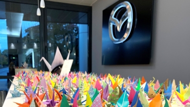 Mazda: Τι συμβολίζει ο χάρτινος γερανός Origami