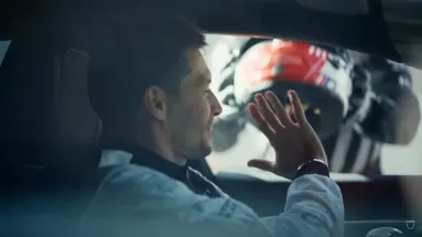 Για ποιο αυτοκίνητο βγάζει το κράνος του ο Λουίκ Ντιβάλ; (vid)