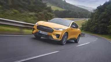 Η ιστορία της οικογένειας που αγόρασε την 50.000ή Mustang Mach-E στην Ευρώπη