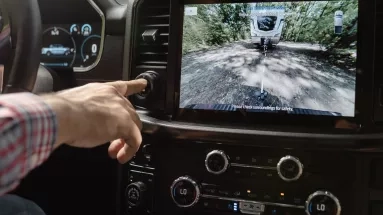 Με αυτό το κουμπί το αυτοκίνητο συνδέεται μόνο του στο τρέιλερ (vid)