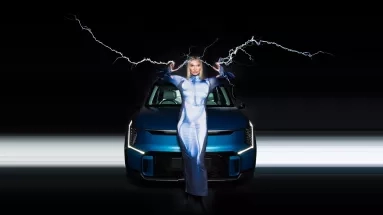 Η Τζόντι Κιντ «κεραυνοβολήθηκε» με 1 εκατομμύριο Volt για χάρη του Kia EV9! (vid)