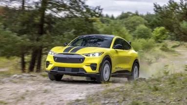 Παιχνίδια στο χώμα με τη νέα Ford Mustang Mach-E Rally (vid)