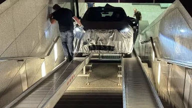 Έτσι κατέβηκε το μεγάλο SUV της Skoda στο σταθμό του Μετρό (vid)