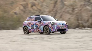 To ηλεκτρικό ΜΙΝΙ Aceman που συνδέει Cooper και Countryman