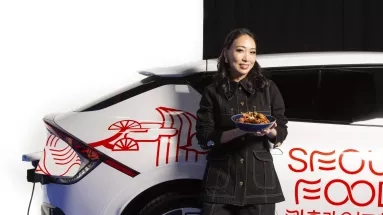 Σεφ μαγειρεύει τηγανητό κοτόπουλο με ρεύμα από ηλεκτρικό αυτοκίνητο (vid)