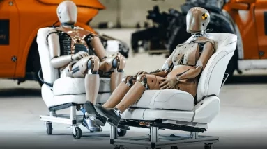 Η Mercedes-Benz πραγματοποιεί δοκιμές ασφαλείας με τη χρήση θηλυκών ανδρείκελων