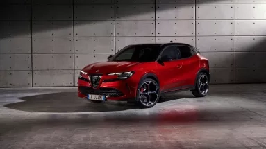 H Alfa Romeo Junior παρουσιάστηκε για να επαναπροσδιορίσει τα στάνταρ στα B-SUV (vid)
