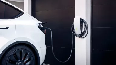 Γιατί τα Tesla έχουν τη θύρα φόρτισης εκεί που την έχουν; Η απάντηση είναι... το γκαράζ του Μασκ