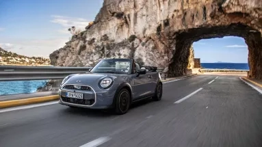 Το MINI Cabrio συνεχίζει να φέρνει τον premium χαρακτήρα στην ανοιχτή οδήγηση