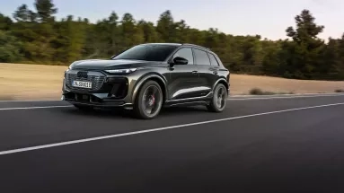 Οδηγήσαμε το πανίσχυρο εργαστήριο τεχνολογίας της Audi, το SQ6 e-tron 