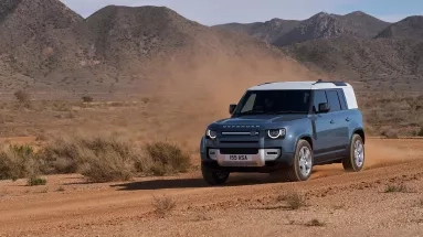 Η Jaguar Land Rover «παγώνει» τις εξαγωγές στις ΗΠΑ λόγω των δασμών Τραμπ