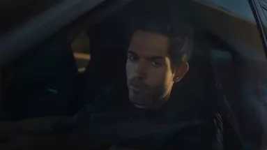 O Μίλτος Τεντόγλου στη νέα διαφημιστική καμπάνια του Skoda Fabia, παρέα με έναν... δράκο (vid)