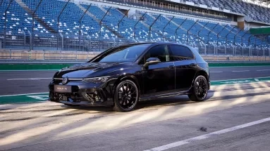Volkswagen Golf R: Διαχρονικές επιδόσεις με τη νέα Black Edition (vid)