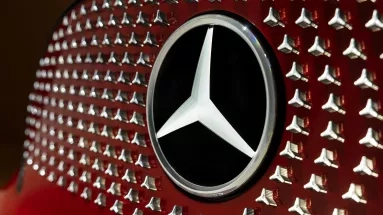 Οι εργαζόμενοι της Mercedes-Benz παίρνουν πίσω ένα μέρος από τα κέρδη του 2025