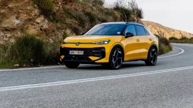 Οδηγήσαμε το Volkswagen T-Roc 1.5 TSI R-Line, το γερμανικό best seller που κοιτάζει ψηλά