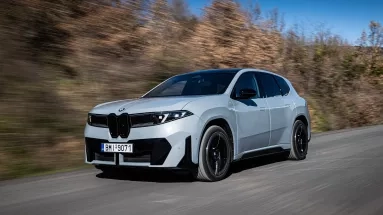 Οδηγήσαμε την BMW iX3 50 xDrive: Η «Νέα Κλάση» αλλάζει τους κανόνες του παιχνιδιού