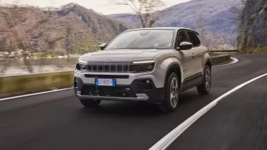 Jeep Avenger e-Hybrid: Με όφελος έως 2.500 ευρώ, δωρεάν χρώμα και 8ετή εγγύηση