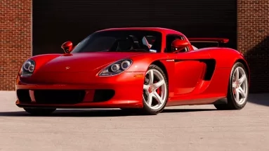 Ιεροσυλία ή έργο τέχνης; Η Porsche Carrera GT που βάφτηκε στο κόκκινο της Ferrari