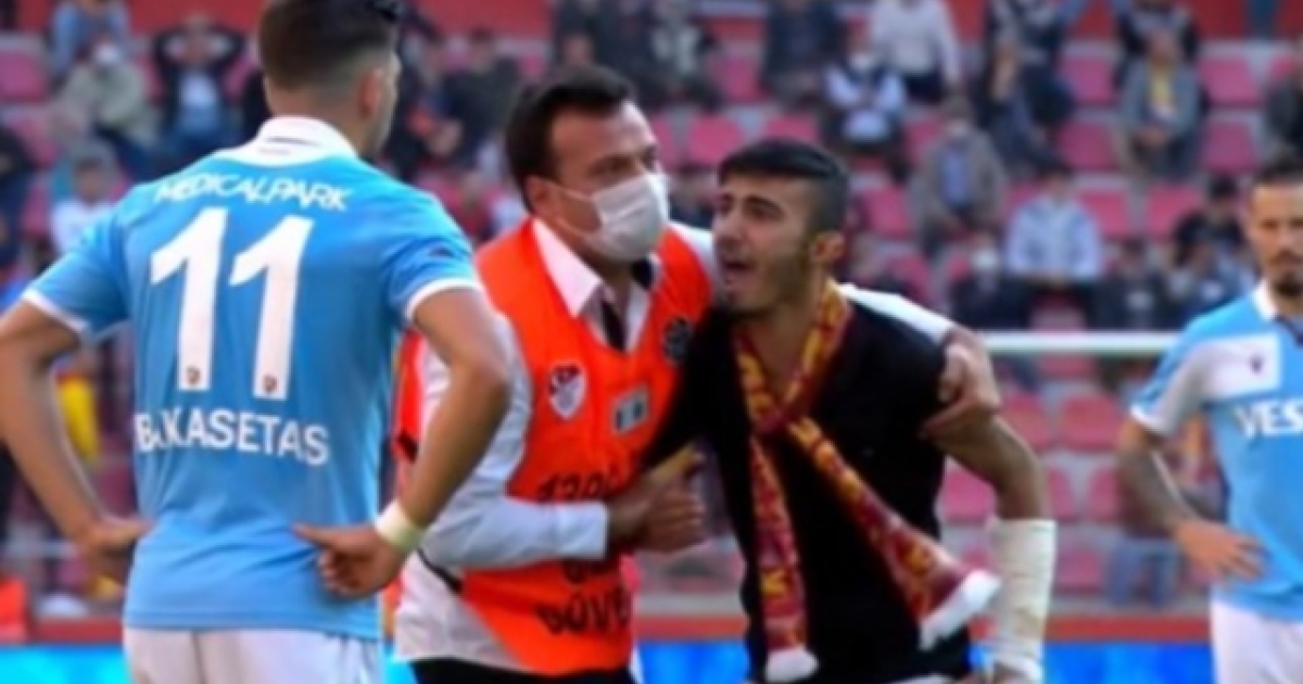 Bacacetas: Verbal attack by a Kayserispor fan who entered the field (vids) thumbnail