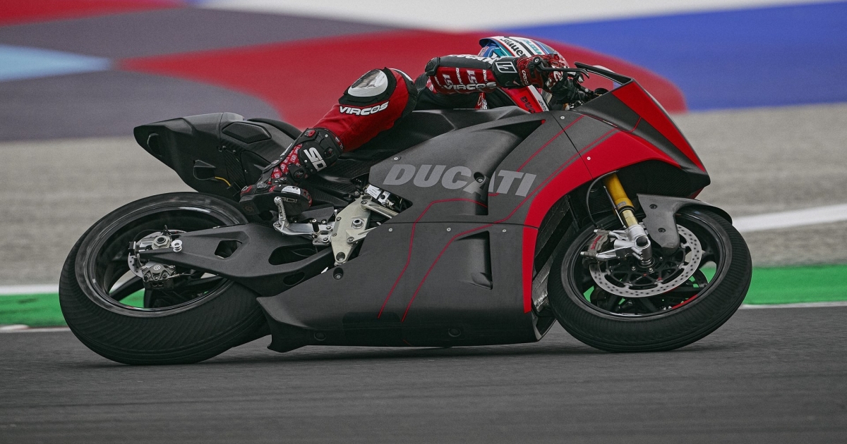 La Ducati V21L elettrica prevale con la Ducati MotoGP (video)