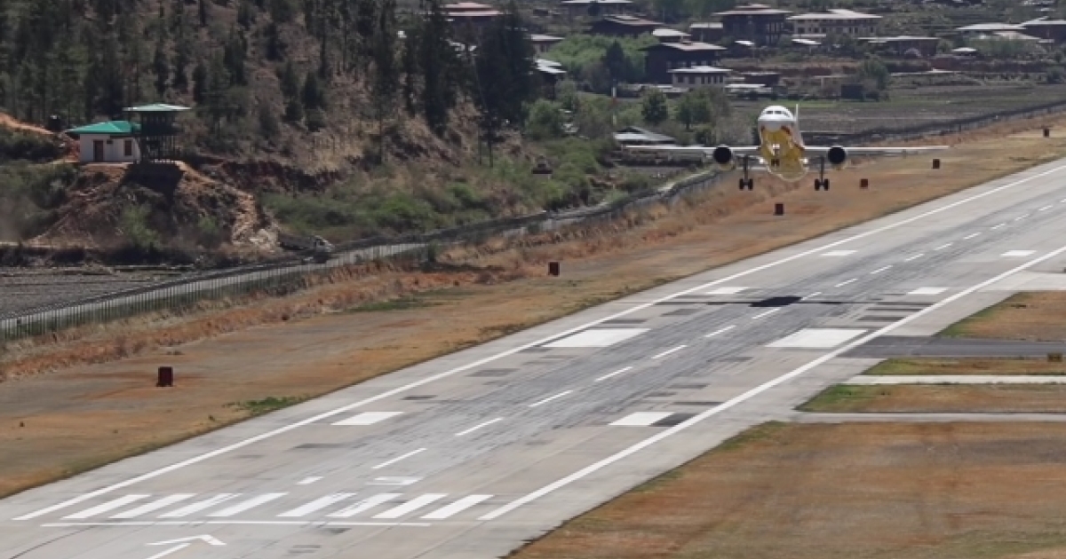 The toughest airport in the world: only 24 pilots are allowed to land!  (video)