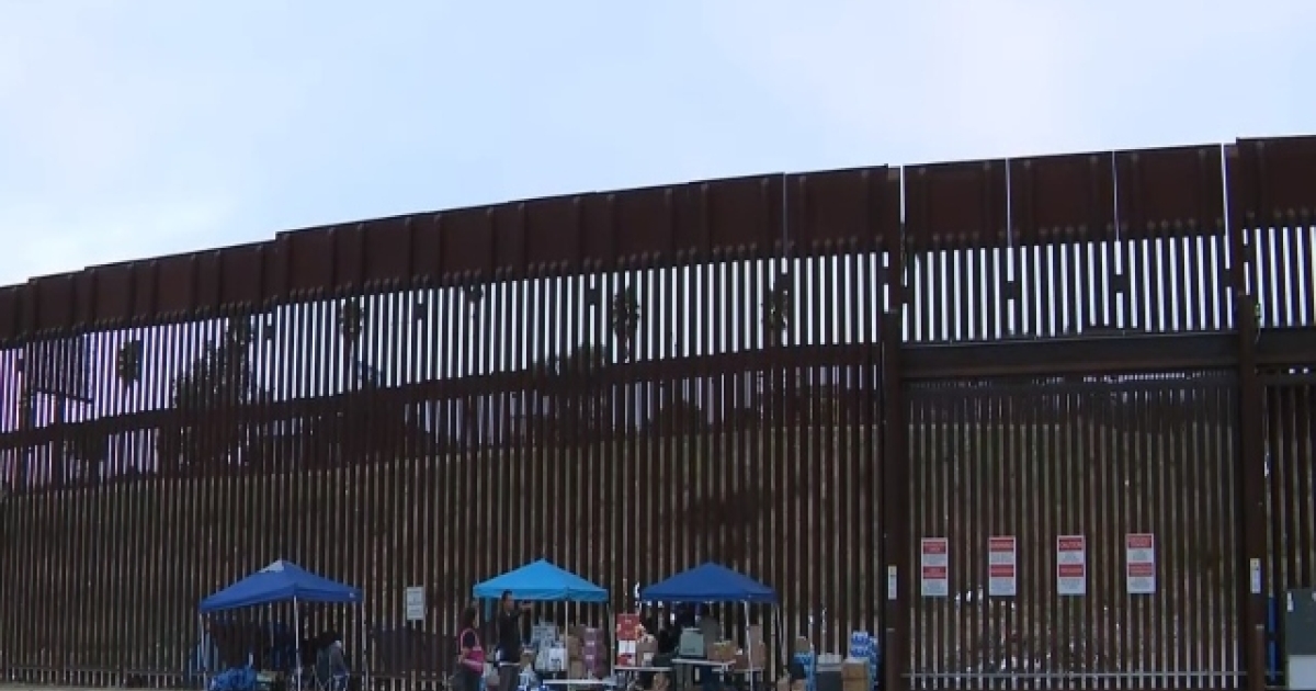 A woman dies while trying to cross the wall between the United States and Mexico (video)